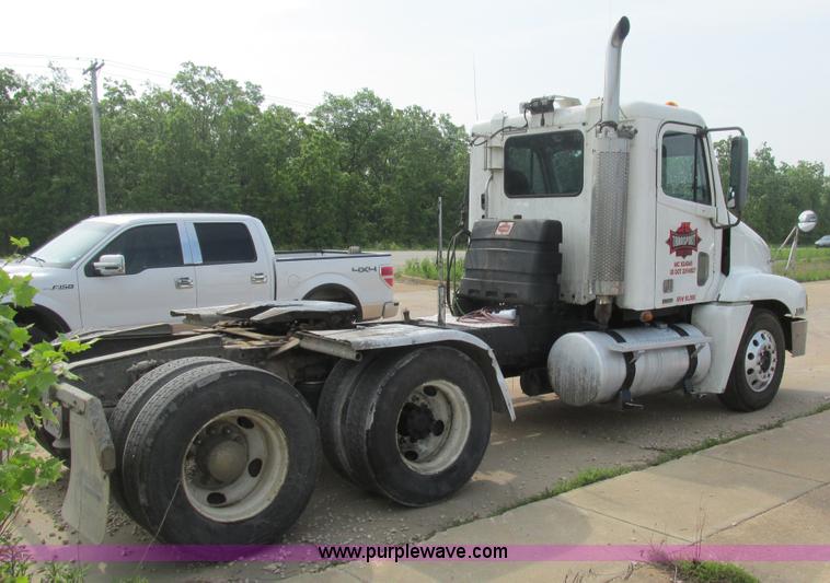 image for item K1395 2007 Freightliner ST120 semi truck