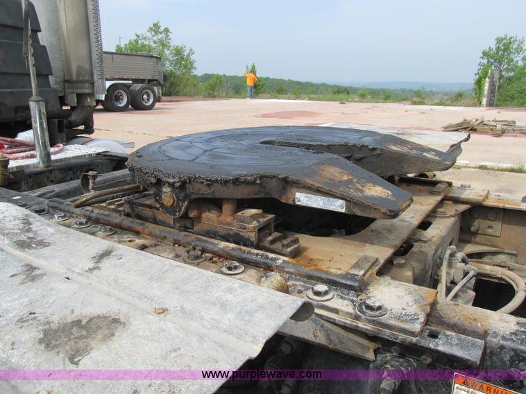 image for item K1395 2007 Freightliner ST120 semi truck