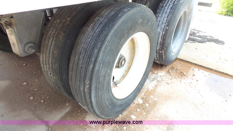 image for item K1410 1999 Fruehauf dry van trailer