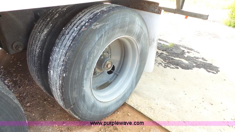 image for item K1410 1999 Fruehauf dry van trailer