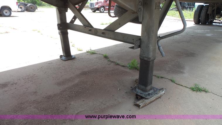 image for item K1410 1999 Fruehauf dry van trailer