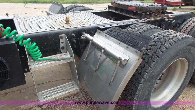 image for item K1413 2007 International 9400i semi truck