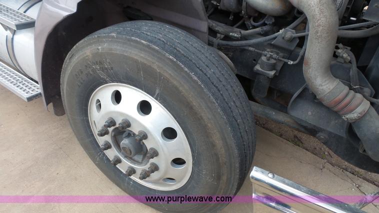 image for item K1413 2007 International 9400i semi truck