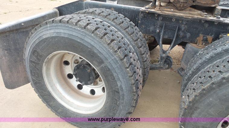 image for item K1413 2007 International 9400i semi truck