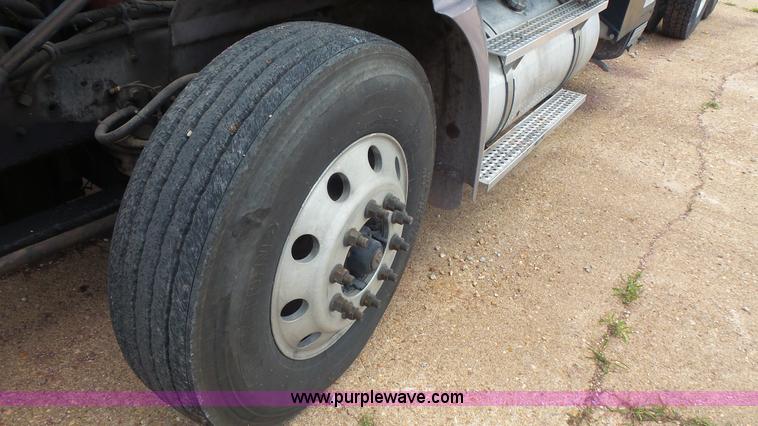 image for item K1413 2007 International 9400i semi truck