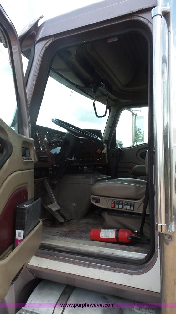 image for item K1413 2007 International 9400i semi truck