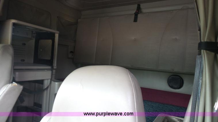 image for item K1413 2007 International 9400i semi truck