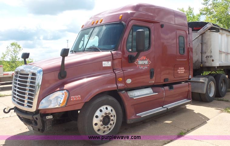 image for item K1415 2009 Freightliner Cascadia semi truck