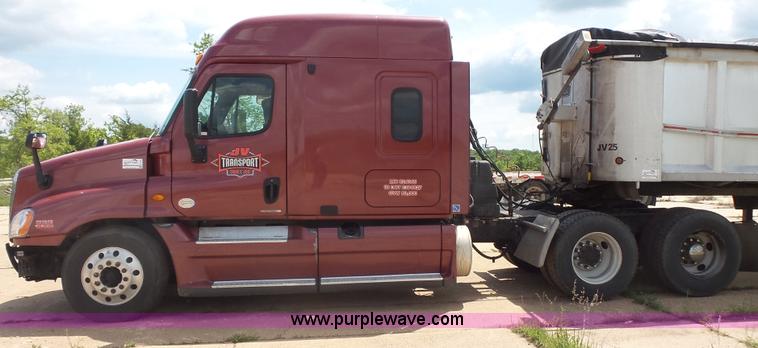 image for item K1415 2009 Freightliner Cascadia semi truck