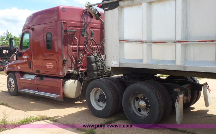 image for item K1415 2009 Freightliner Cascadia semi truck