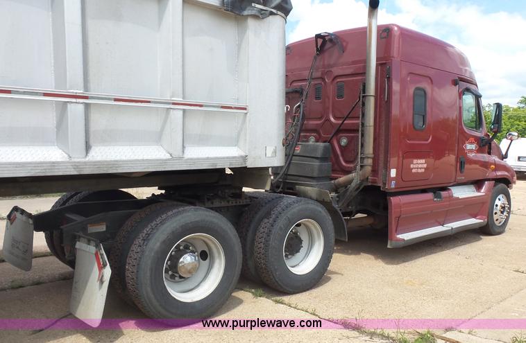 image for item K1415 2009 Freightliner Cascadia semi truck