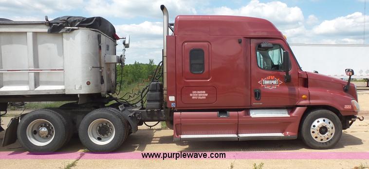 image for item K1415 2009 Freightliner Cascadia semi truck