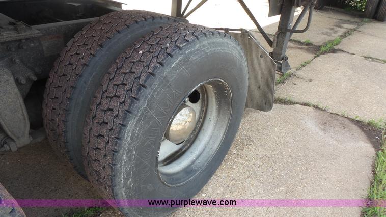 image for item K1415 2009 Freightliner Cascadia semi truck