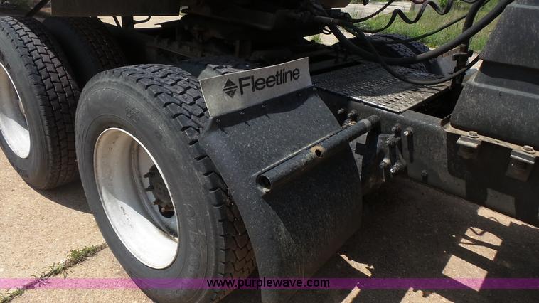 image for item K1415 2009 Freightliner Cascadia semi truck