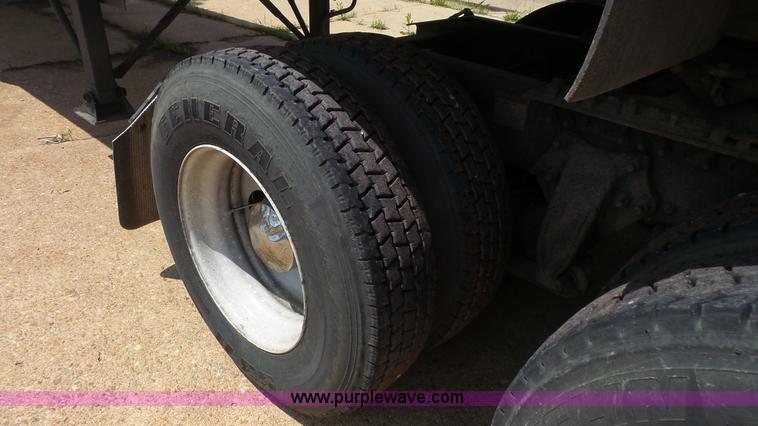 image for item K1415 2009 Freightliner Cascadia semi truck