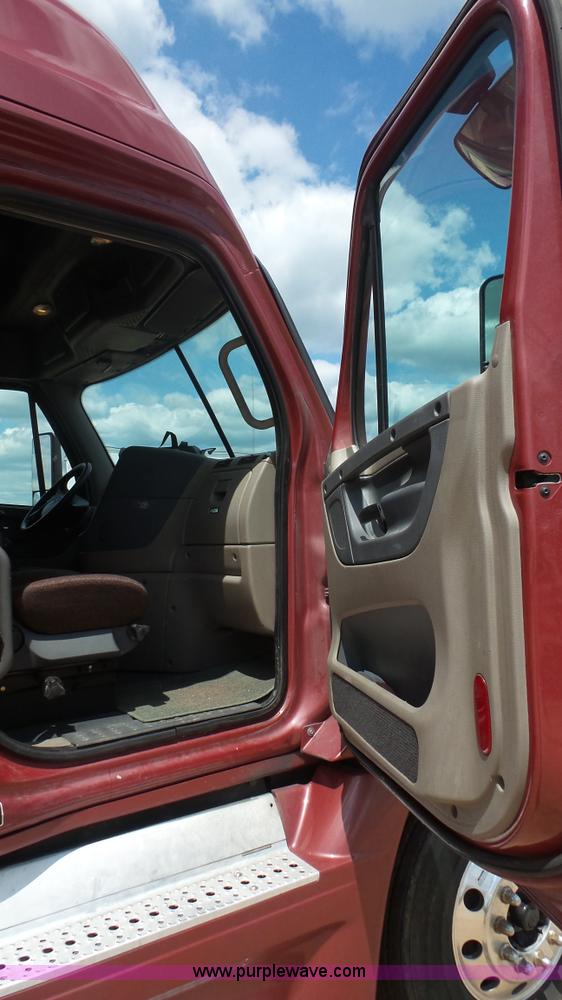 image for item K1415 2009 Freightliner Cascadia semi truck