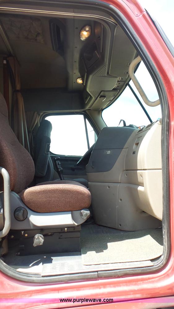 image for item K1415 2009 Freightliner Cascadia semi truck