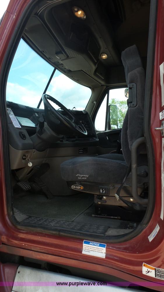 image for item K1415 2009 Freightliner Cascadia semi truck