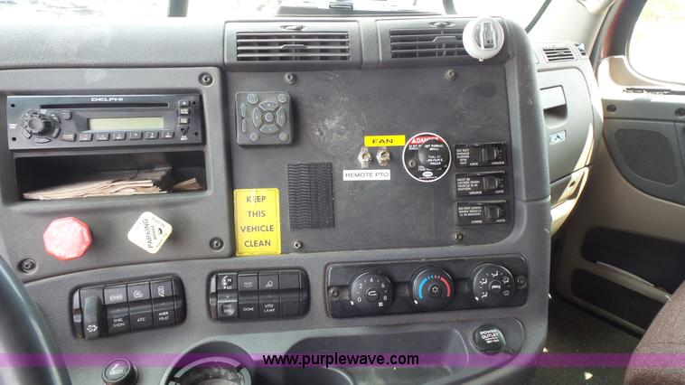 image for item K1415 2009 Freightliner Cascadia semi truck