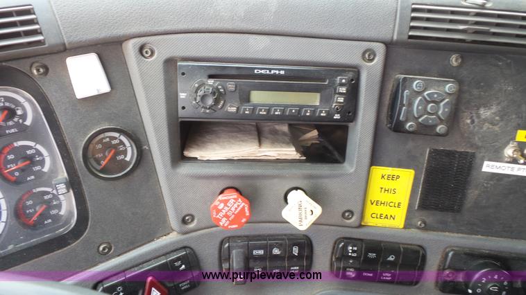 image for item K1415 2009 Freightliner Cascadia semi truck