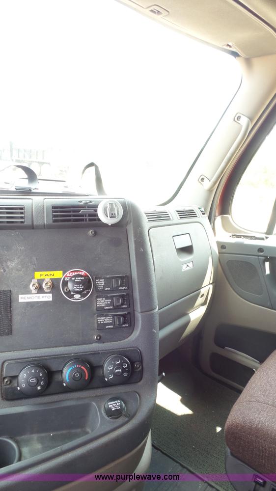 image for item K1415 2009 Freightliner Cascadia semi truck