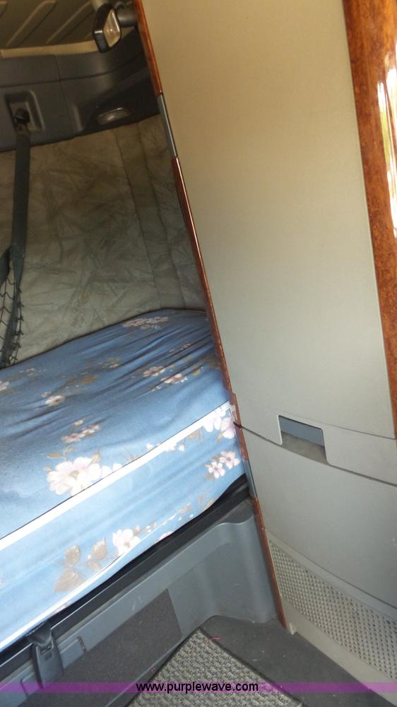 image for item K1415 2009 Freightliner Cascadia semi truck