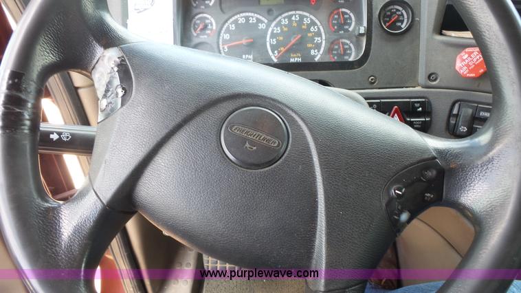 image for item K1415 2009 Freightliner Cascadia semi truck