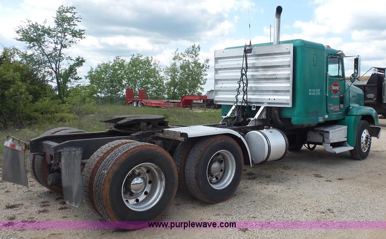 image for item K1418 1990 Freightliner FLD120 semi truck