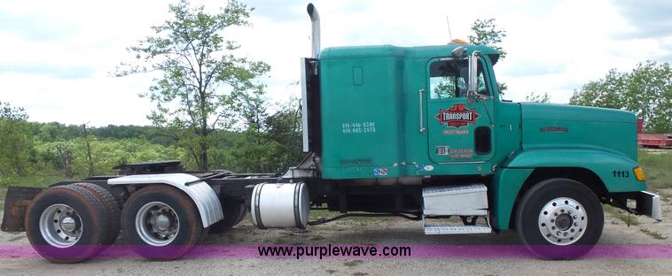 image for item K1418 1990 Freightliner FLD120 semi truck
