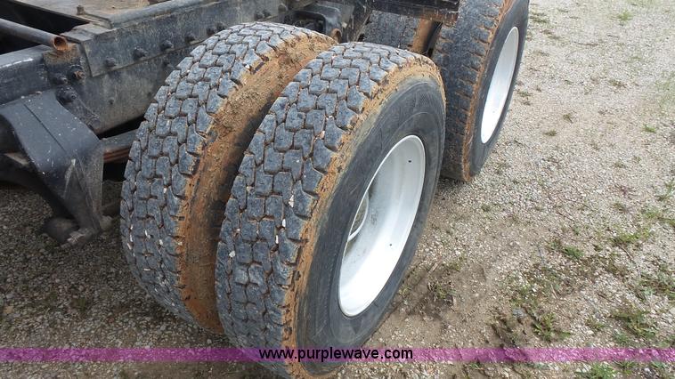 image for item K1418 1990 Freightliner FLD120 semi truck