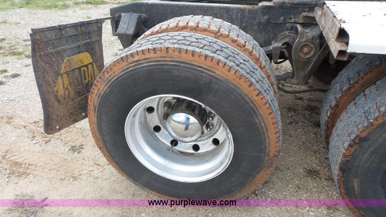 image for item K1418 1990 Freightliner FLD120 semi truck