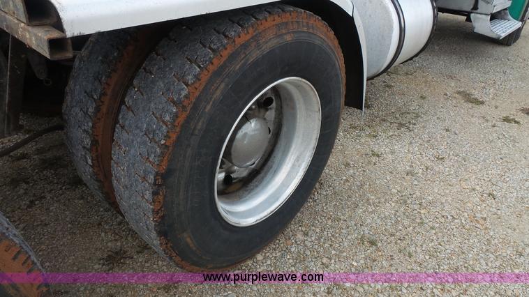 image for item K1418 1990 Freightliner FLD120 semi truck