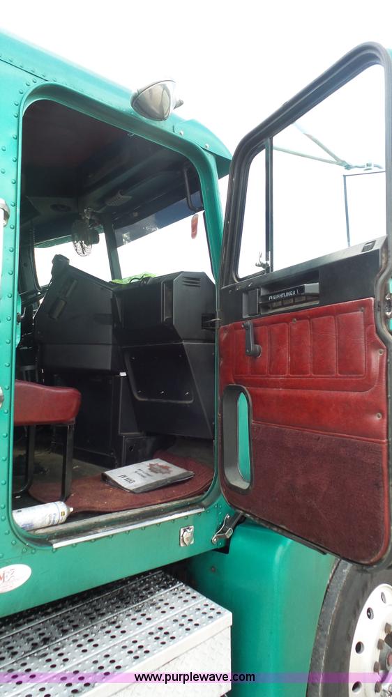 image for item K1418 1990 Freightliner FLD120 semi truck