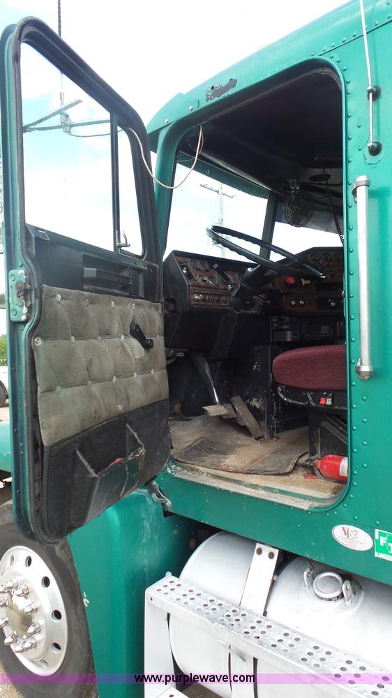 image for item K1418 1990 Freightliner FLD120 semi truck