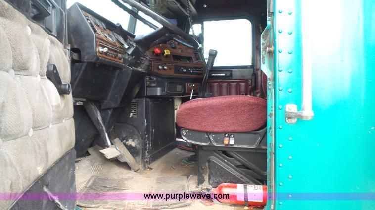 image for item K1418 1990 Freightliner FLD120 semi truck