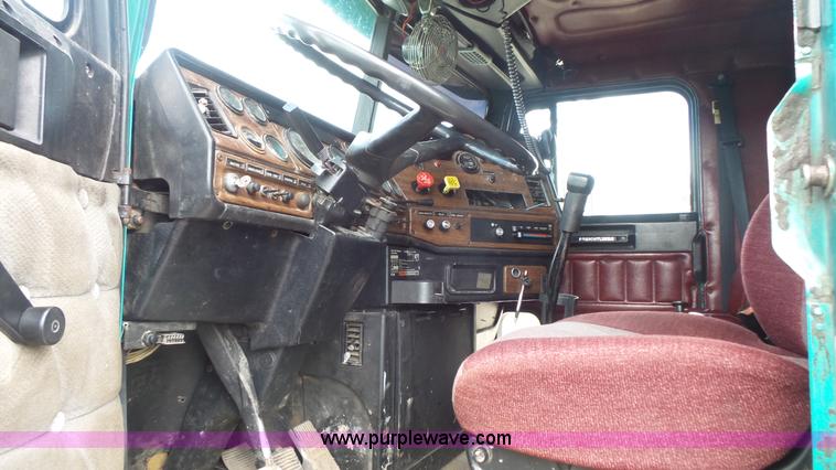 image for item K1418 1990 Freightliner FLD120 semi truck