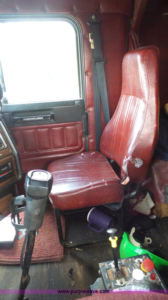 image for item K1418 1990 Freightliner FLD120 semi truck