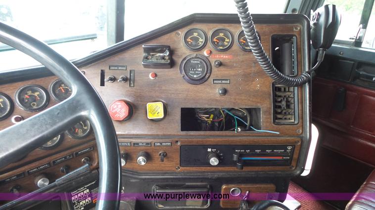 image for item K1418 1990 Freightliner FLD120 semi truck