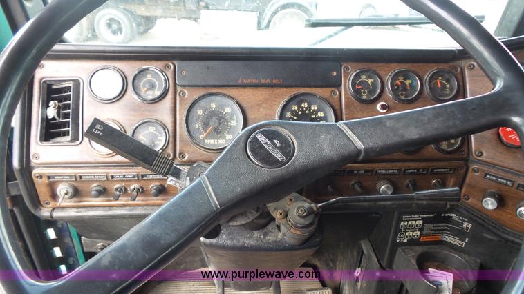 image for item K1418 1990 Freightliner FLD120 semi truck