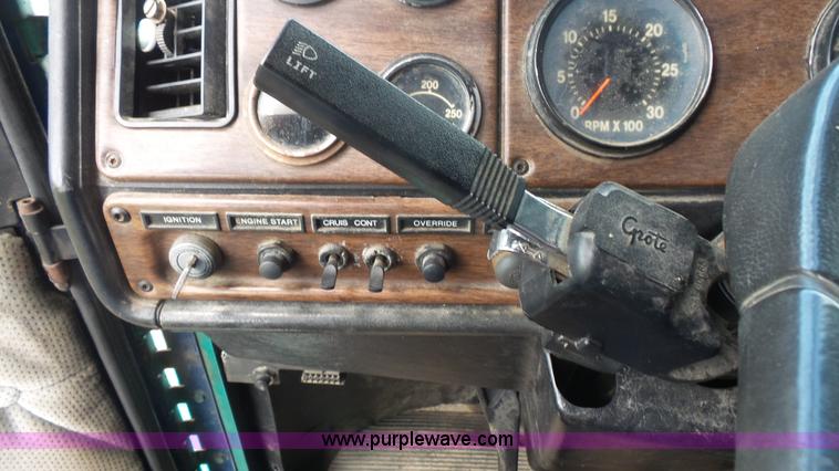 image for item K1418 1990 Freightliner FLD120 semi truck