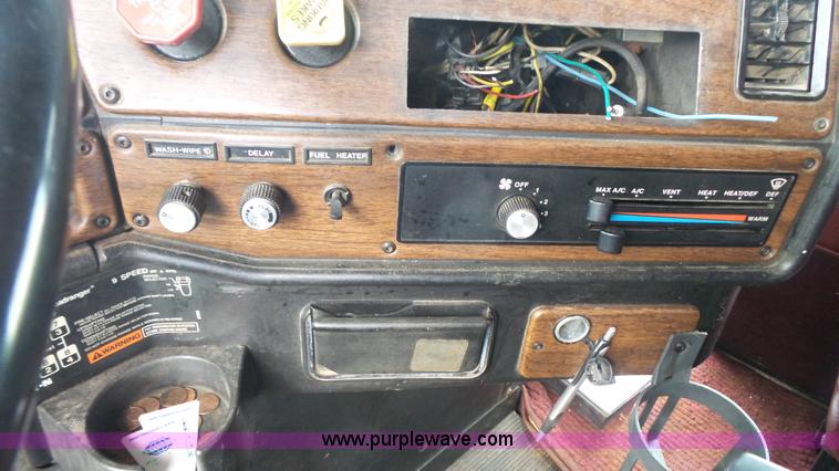 image for item K1418 1990 Freightliner FLD120 semi truck