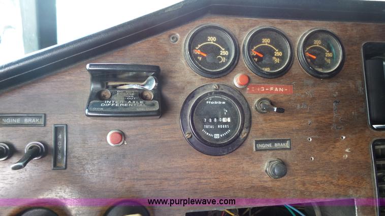 image for item K1418 1990 Freightliner FLD120 semi truck