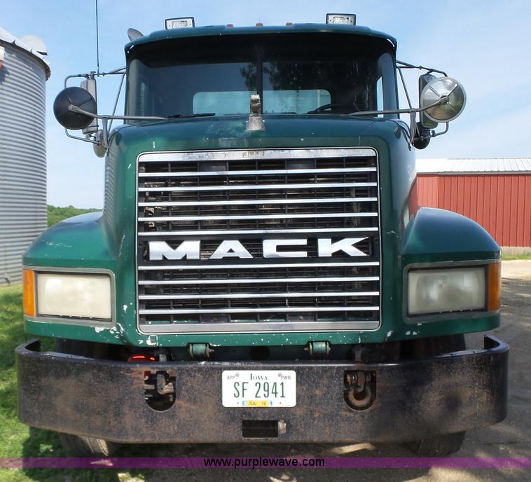 image for item K2219 1998 Mack CH613 semi truck