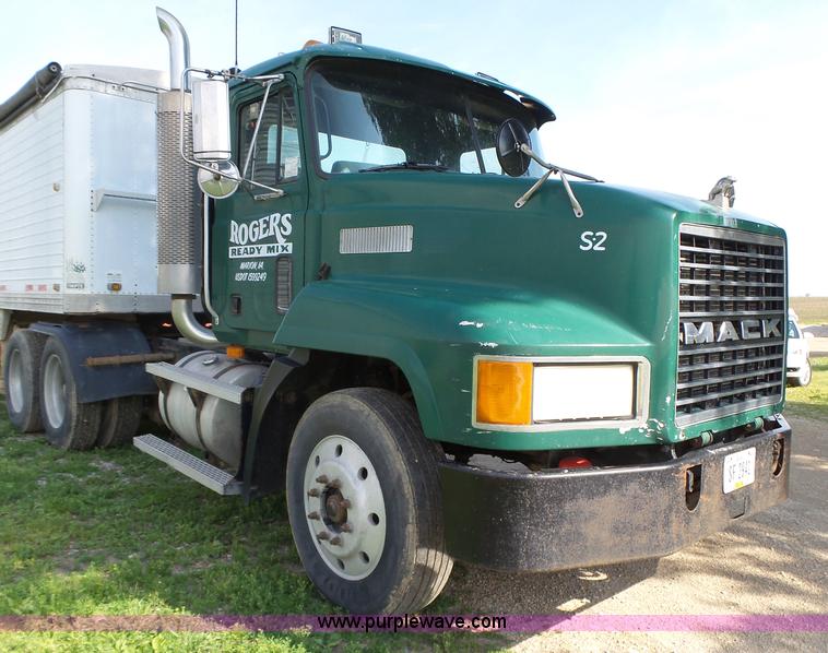 image for item K2219 1998 Mack CH613 semi truck