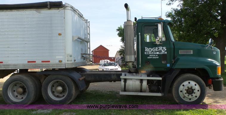 image for item K2219 1998 Mack CH613 semi truck