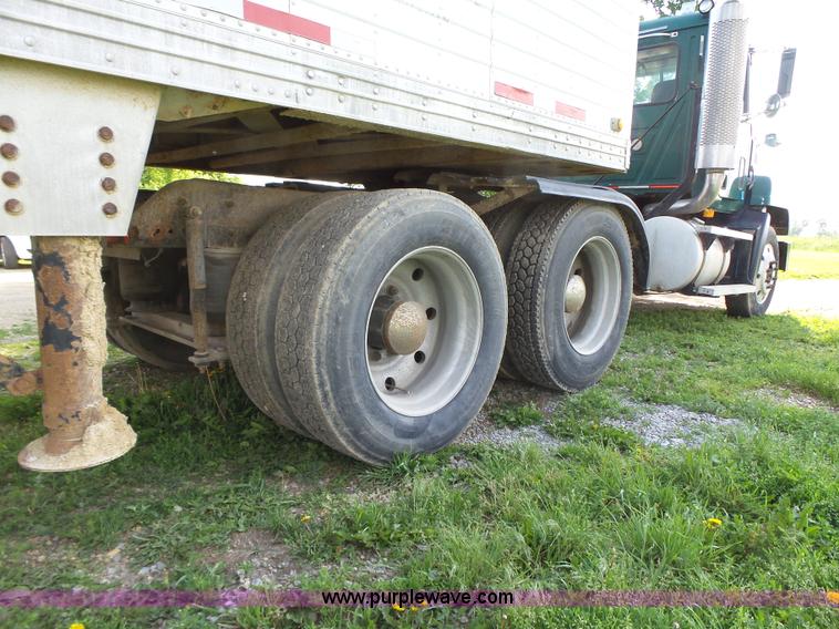 image for item K2219 1998 Mack CH613 semi truck