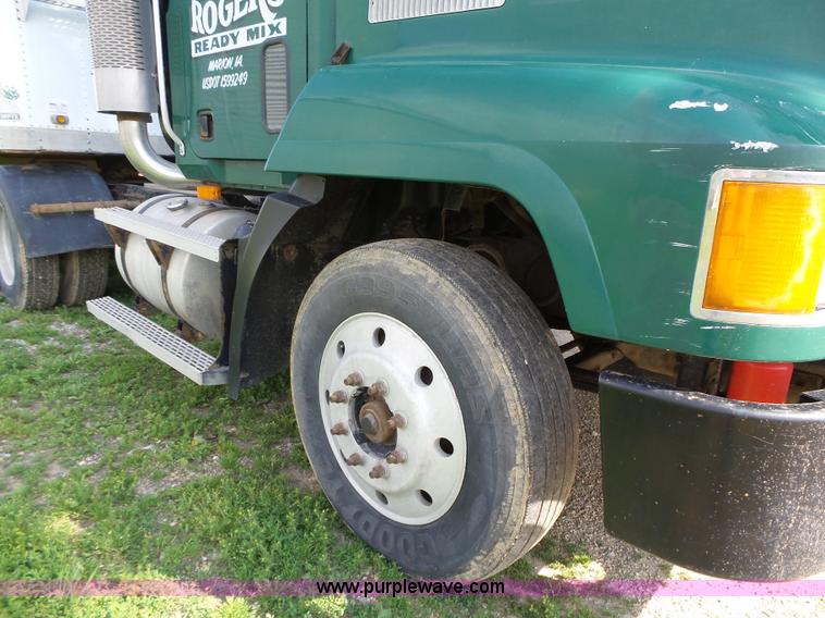 image for item K2219 1998 Mack CH613 semi truck
