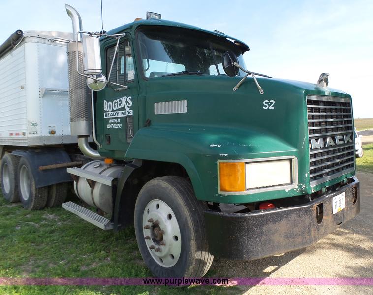 image for item K2219 1998 Mack CH613 semi truck