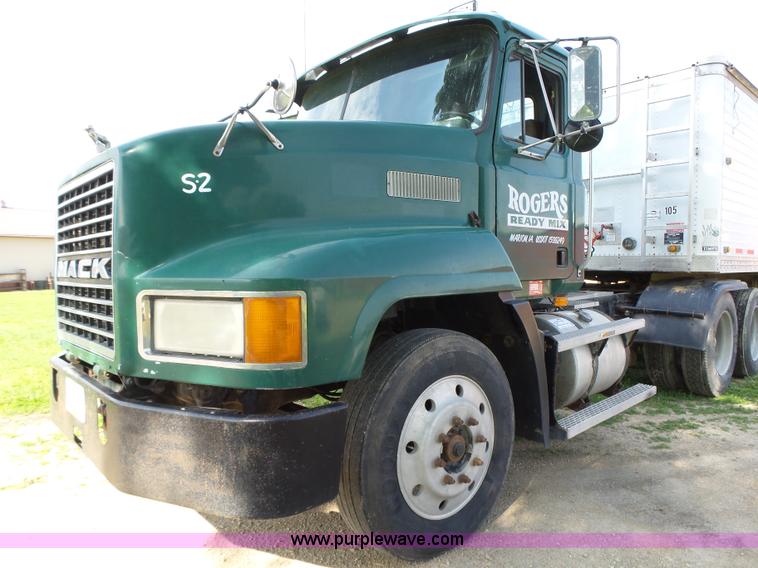 image for item K2219 1998 Mack CH613 semi truck