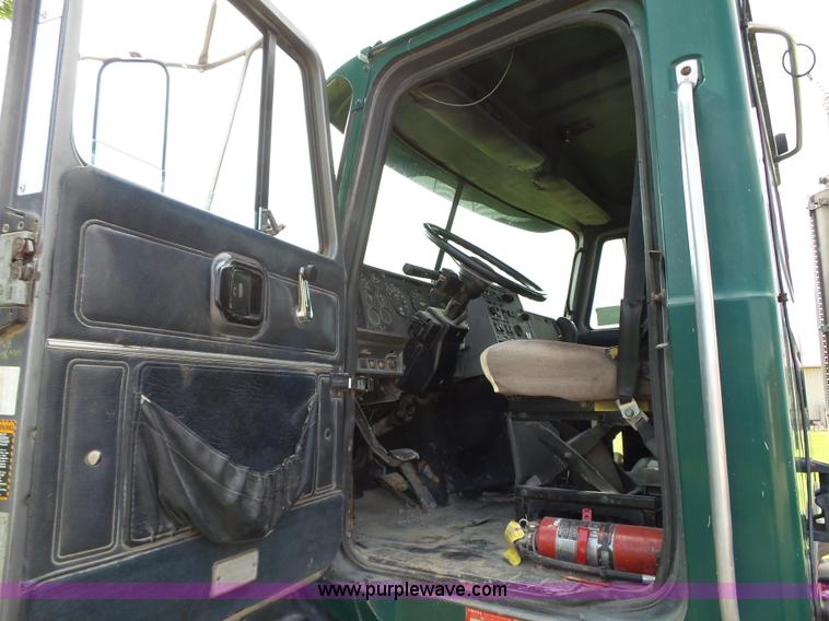 image for item K2219 1998 Mack CH613 semi truck